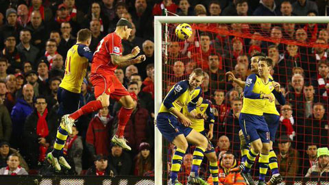 Hàng thủ Arsenal bị "chửi" te tua sau bàn thắng của Skrtel Hàng thủ Arsenal bị "chửi" te tua sau bàn thắng của Skrtel
