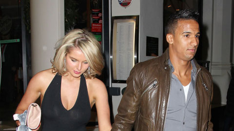 Bạn gái Scott Sinclair mang “ba lô ngược” Bạn gái Scott Sinclair mang “ba lô ngược”