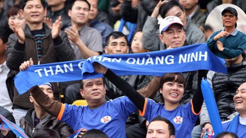 HLV Nguyễn Thành Vinh: “Muốn sân đông, phải thi đấu vì khán giả!” HLV Nguyễn Thành Vinh: “Muốn sân đông, phải thi đấu vì khán giả!”