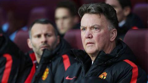 Vì sao Van Gaal luôn ngồi lì trên băng ghế chỉ đạo? Vì sao Van Gaal luôn ngồi lì trên băng ghế chỉ đạo?