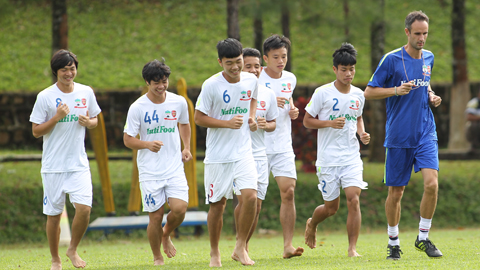 Nếu đá cho CĐV “sướng”, thầy HLV Guillaume Graechen và học trò sẽ có quà! Nếu đá cho CĐV “sướng”, thầy HLV Guillaume Graechen và học trò sẽ có quà!