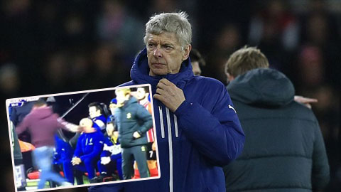 HLV Wenger bị CĐV xúc phạm ngay trên sân HLV Wenger bị CĐV xúc phạm ngay trên sân