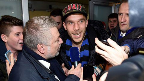 Biển CĐV mừng Podolski gia nhập Inter Milan Biển CĐV mừng Podolski gia nhập Inter Milan