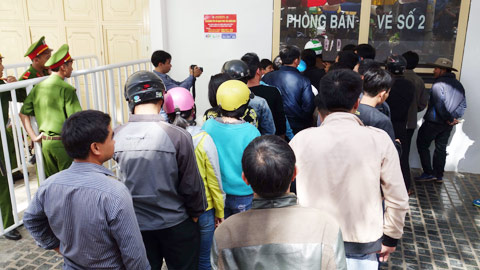 BTC sân Pleiku (HA.GL): Lắp màn hình lớn và tăng cường chống vé giả BTC sân Pleiku (HA.GL): Lắp màn hình lớn và tăng cường chống vé giả