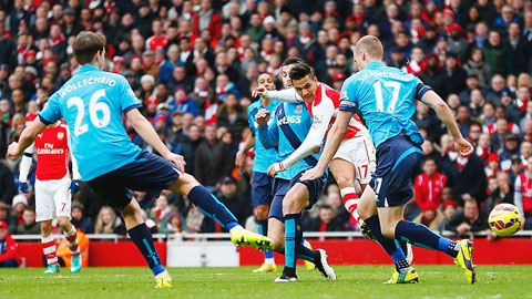 Alexis Sanchez lại tỏa sáng: Kiệt sức, ai kiệt sức? Alexis Sanchez lại tỏa sáng: Kiệt sức, ai kiệt sức?