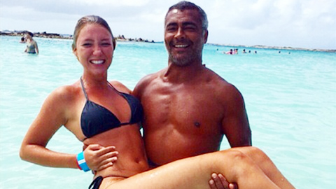 Sau giờ bóng lăn (14/1): Romario phấn khích khi bế bồ bằng tuổi con gái Sau giờ bóng lăn (14/1): Romario phấn khích khi bế bồ bằng tuổi con gái