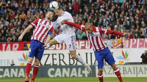 Bóng “đè” Ronaldo Bóng “đè” Ronaldo