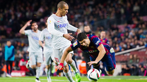 Luis Suarez: Từ “người xả đạn” đến “người tiếp đạn” Luis Suarez: Từ “người xả đạn” đến “người tiếp đạn”