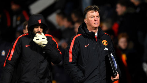 Van Gaal đổ lỗi cho mặt sân và trọng tài sau trận hòa Cambridge Van Gaal đổ lỗi cho mặt sân và trọng tài sau trận hòa Cambridge