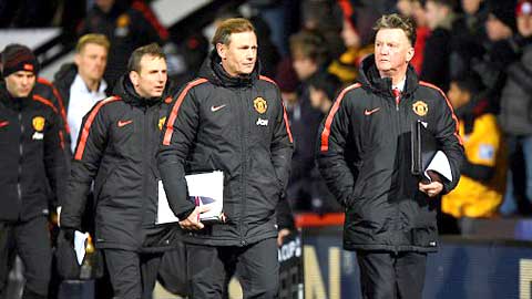 Van Gaal đang trở thành... Mourinho Van Gaal đang trở thành... Mourinho
