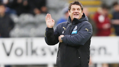 Newcastle bổ nhiệm Carver làm HLV trưởng Newcastle bổ nhiệm Carver làm HLV trưởng