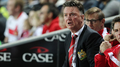 Van Gaal đang phung phí thời cơ gia cố hàng thủ M.U Van Gaal đang phung phí thời cơ gia cố hàng thủ M.U