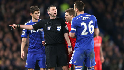 Chelsea liên tục nhận các quyết định bất lợi từ trọng tài Chelsea liên tục nhận các quyết định bất lợi từ trọng tài