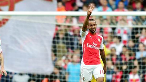 Walcott: Cú hat-trick cứu vãn tương lai Walcott: Cú hat-trick cứu vãn tương lai
