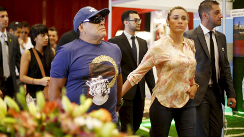 Maradona đi buôn thì lời, lấy vợ thì trẻ Maradona đi buôn thì lời, lấy vợ thì trẻ