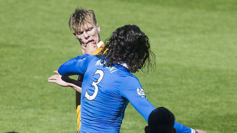 Cầu thủ Rangers và Motherwell 'tẩn' nhau như trong phim hành động Cầu thủ Rangers và Motherwell 'tẩn' nhau như trong phim hành động