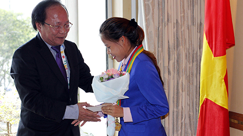 VĐV Thanh Phúc được nhận HCV SEA Games 27 VĐV Thanh Phúc được nhận HCV SEA Games 27