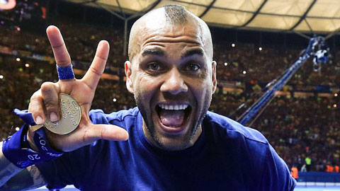 Dani Alves bất ngờ ở lại Barca thêm 2 năm Dani Alves bất ngờ ở lại Barca thêm 2 năm