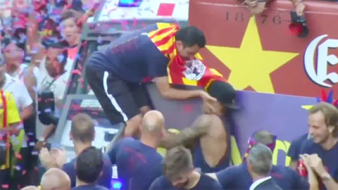 Sau giờ bóng lăn 9/6: Xavi và Neymar xô xát trong ngày vui của Barca Sau giờ bóng lăn 9/6: Xavi và Neymar xô xát trong ngày vui của Barca