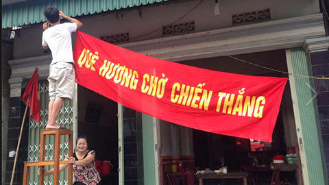 Mẹ Phi Sơn giăng biểu ngữ cổ vũ U23 Việt Nam Mẹ Phi Sơn giăng biểu ngữ cổ vũ U23 Việt Nam