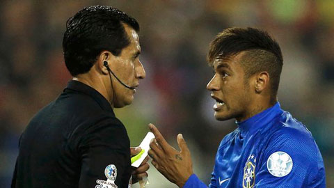 Neymar công kích trọng tài sau khi nhận thẻ đỏ Neymar công kích trọng tài sau khi nhận thẻ đỏ