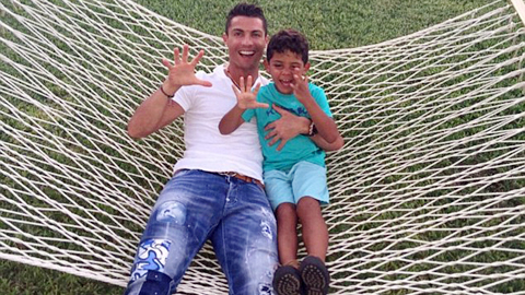 Ông bố đơn thân Ronaldo mừng sinh nhật con trai lên 5 Ông bố đơn thân Ronaldo mừng sinh nhật con trai lên 5