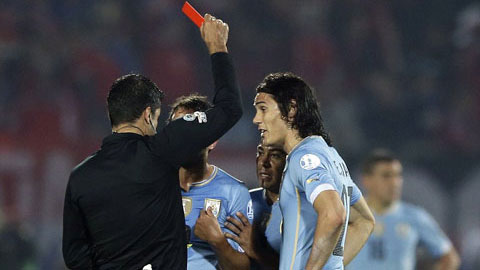 HLV Tabarez công kích trọng tài vì chiếc thẻ đỏ của Cavani HLV Tabarez công kích trọng tài vì chiếc thẻ đỏ của Cavani