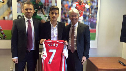 Arsenal ký hợp đồng 3 năm với thần đồng người Romania Arsenal ký hợp đồng 3 năm với thần đồng người Romania