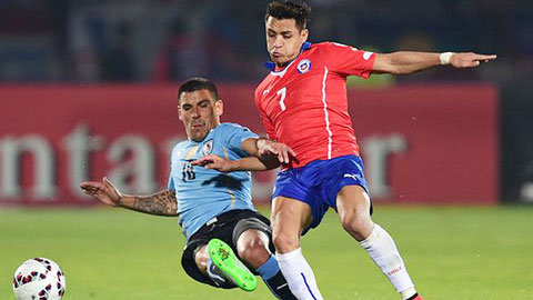 Sanchez bị 'đánh hội đồng' Sanchez bị 'đánh hội đồng'