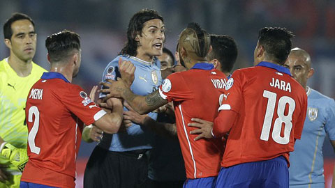 Jara sẽ bị treo giò hết Copa America sau hành vi khiếm nhã với Cavani Jara sẽ bị treo giò hết Copa America sau hành vi khiếm nhã với Cavani