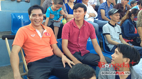Anh trai chống nạng cổ vũ Công Phượng thi đấu Anh trai chống nạng cổ vũ Công Phượng thi đấu