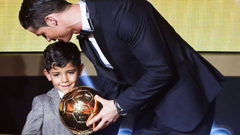 Con Ronaldo lên 5 đã chơi bóng như bố Con Ronaldo lên 5 đã chơi bóng như bố