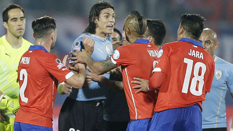 Jara bị treo giò 3 trận và bị tố thêm có lời lẽ đe doạ Cavani Jara bị treo giò 3 trận và bị tố thêm có lời lẽ đe doạ Cavani
