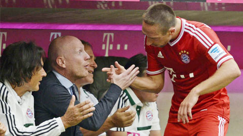 Sếp Bayern phủ nhận việc mua Douglas Costa là để thay thế Ribery Sếp Bayern phủ nhận việc mua Douglas Costa là để thay thế Ribery