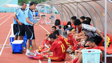HLV Nguyễn Việt Thắng (PVF): 'Các con cứ nhìn ca-bin mà đá!' HLV Nguyễn Việt Thắng (PVF): 'Các con cứ nhìn ca-bin mà đá!'