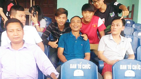 Bố Công Phượng âm thầm tới Thanh Hoá xem con trai tập luyện Bố Công Phượng âm thầm tới Thanh Hoá xem con trai tập luyện