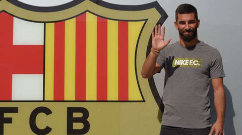 Ardan Turan: 'Ronaldo không bao giờ bằng được Messi' Ardan Turan: 'Ronaldo không bao giờ bằng được Messi'