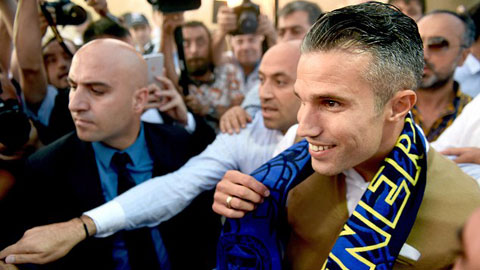 Van Persie rạng rỡ trong vòng vây của CĐV Fenerbahce Van Persie rạng rỡ trong vòng vây của CĐV Fenerbahce