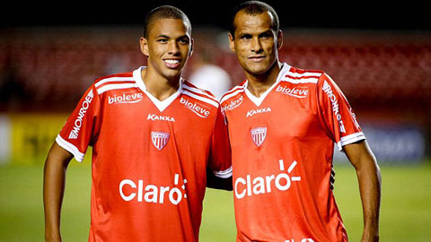 Cha con Rivaldo cùng nhau ghi bàn giúp đội nhà chiến thắng Cha con Rivaldo cùng nhau ghi bàn giúp đội nhà chiến thắng