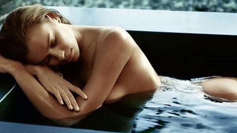 Sau giờ bóng lăn 18/7: Irina Shayk lộ ảnh nude trong bể bơi Sau giờ bóng lăn 18/7: Irina Shayk lộ ảnh nude trong bể bơi