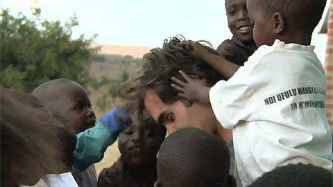 Roger Federer bị ‘đè đầu cưỡi cổ’ ở Malawi Roger Federer bị ‘đè đầu cưỡi cổ’ ở Malawi