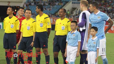 Thủ môn Joe Hart và Công Vinh đã trao đổi với nhau những gì? Thủ môn Joe Hart và Công Vinh đã trao đổi với nhau những gì?