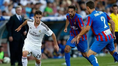 40 cầu thủ trẻ Real ra đường sau quyết định của chủ tịch Perez 40 cầu thủ trẻ Real ra đường sau quyết định của chủ tịch Perez