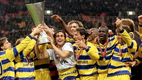 Parma rao bán cúp để trả nợ Parma rao bán cúp để trả nợ