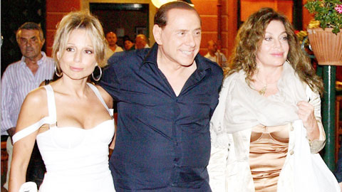 Tiệc Bunga Bunga của Berlusconi được viết thành... sách Tiệc Bunga Bunga của Berlusconi được viết thành... sách