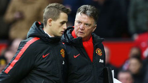Với Van Gaal, fan M.U chỉ biết im lặng và... chịu đựng Với Van Gaal, fan M.U chỉ biết im lặng và... chịu đựng