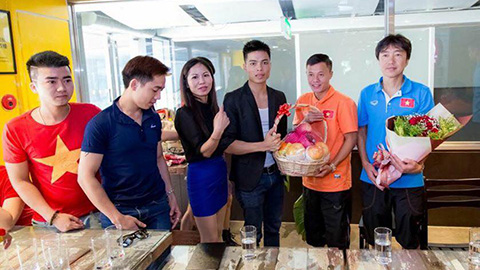 Hoàng Thịnh bị CĐV hỏi khó, HLV Miura trổ tài giải vây Hoàng Thịnh bị CĐV hỏi khó, HLV Miura trổ tài giải vây