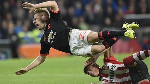 Luke Shaw, Aaron Ramsey và những nạn nhân của thứ bóng đá bạo lực Luke Shaw, Aaron Ramsey và những nạn nhân của thứ bóng đá bạo lực