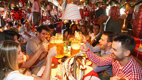 Sao Bayern rạng ngời trong lễ hội bia Oktoberfest Sao Bayern rạng ngời trong lễ hội bia Oktoberfest