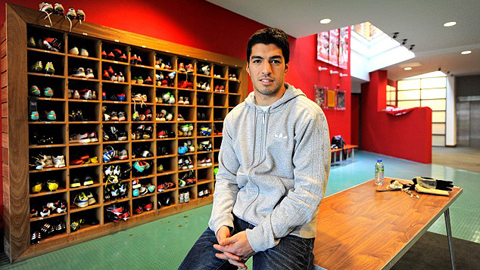 Luis Suarez: "Tôi từng đi bán thẻ điện thoại để kiếm tiền" Luis Suarez: "Tôi từng đi bán thẻ điện thoại để kiếm tiền"